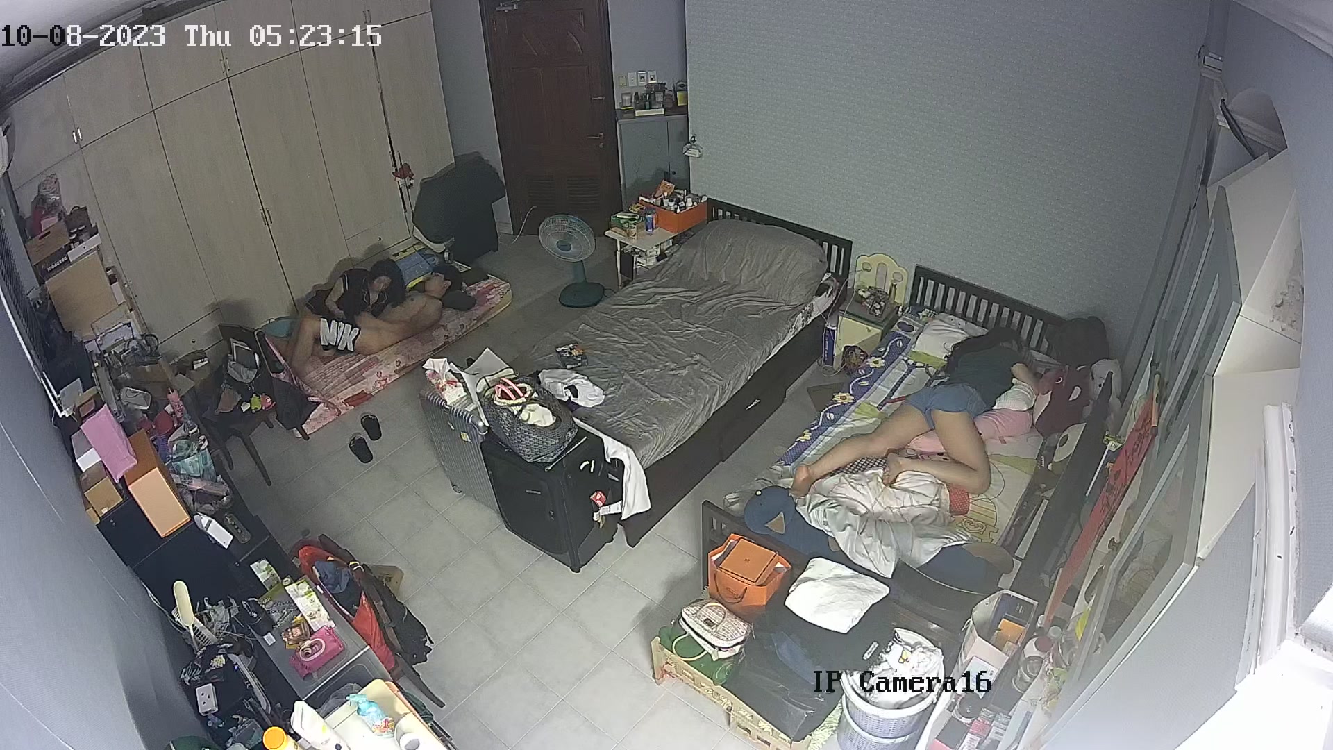 Vụng trộm lúc con bạn thân đang ngủ